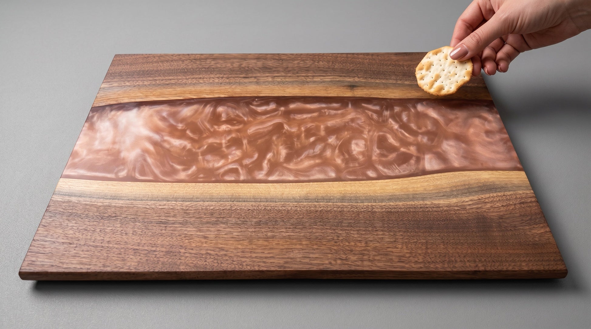 Mesos center-river board in rose champagne resin, river detail in a kitchen